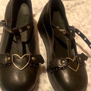 Women’s black size 8 platform heart buckle shoes with straps and a 2 inch heel